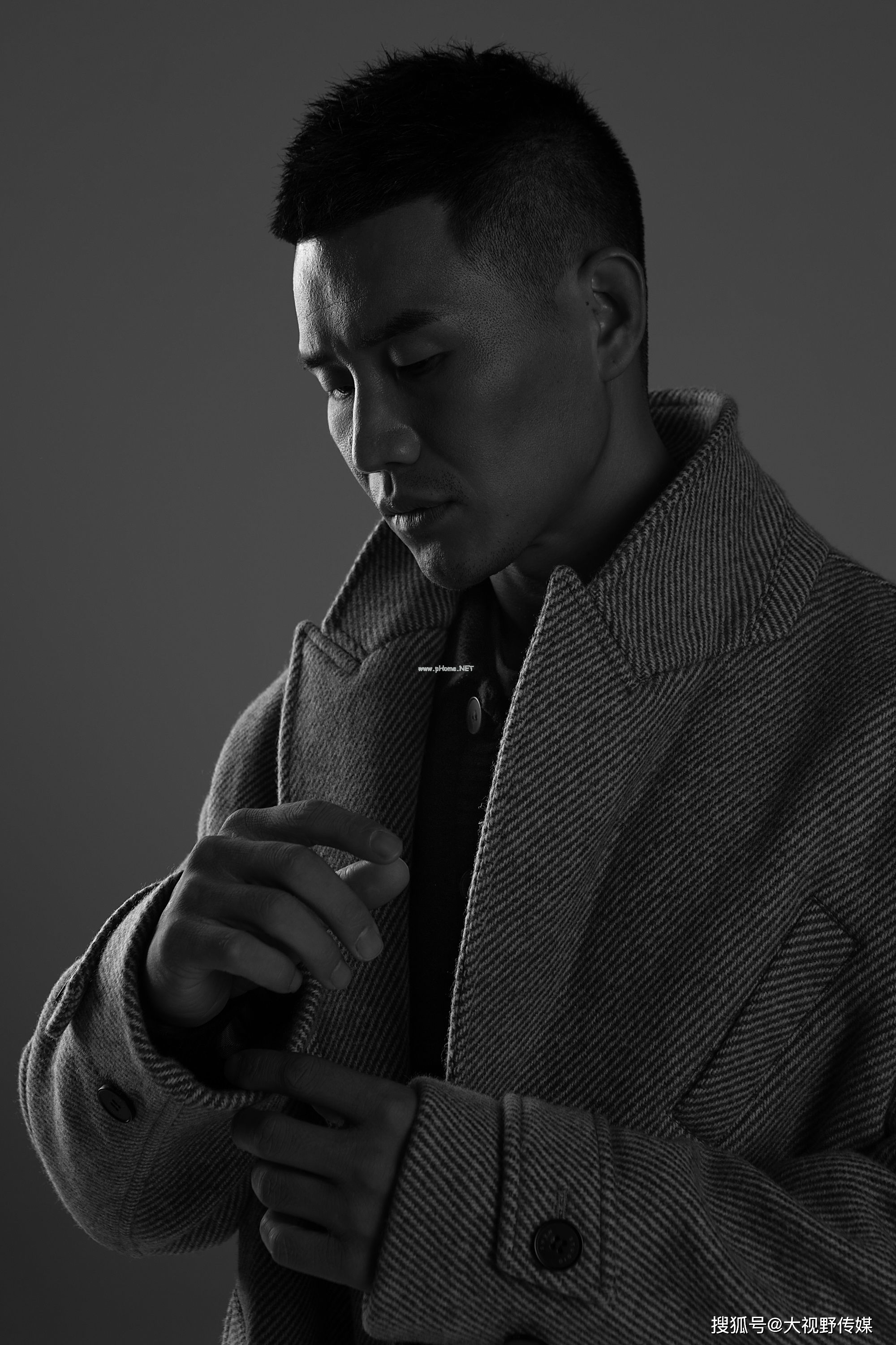 嘎子哥谢孟伟释出新写真 指间演绎黑白映画尽显成熟魅力_硬汉_社交_小