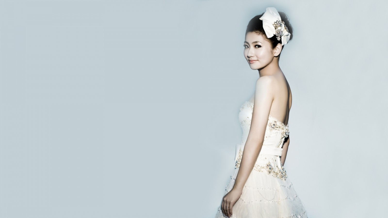h.e组合成员selina任家萱婚纱高清壁纸