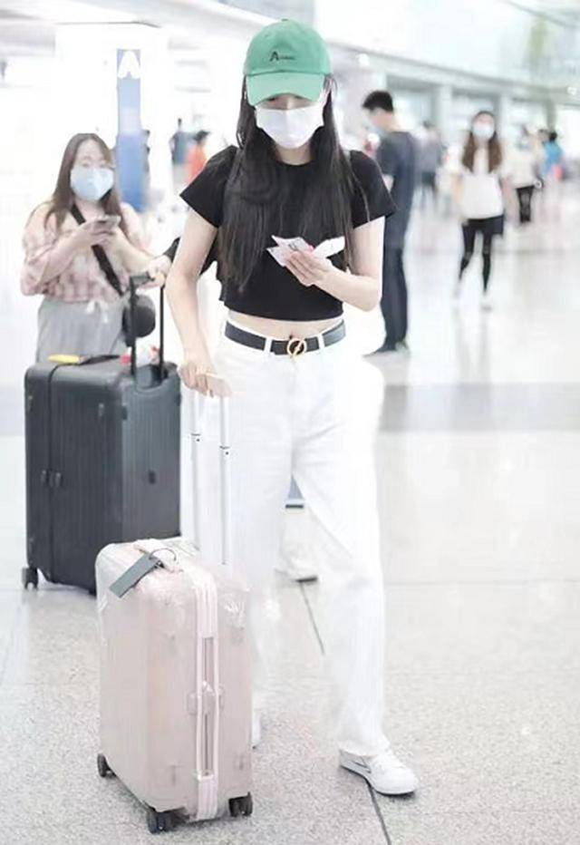 原创包文婧露脐装秀小蛮腰钟爱原谅绿棒球帽身材好到像少女