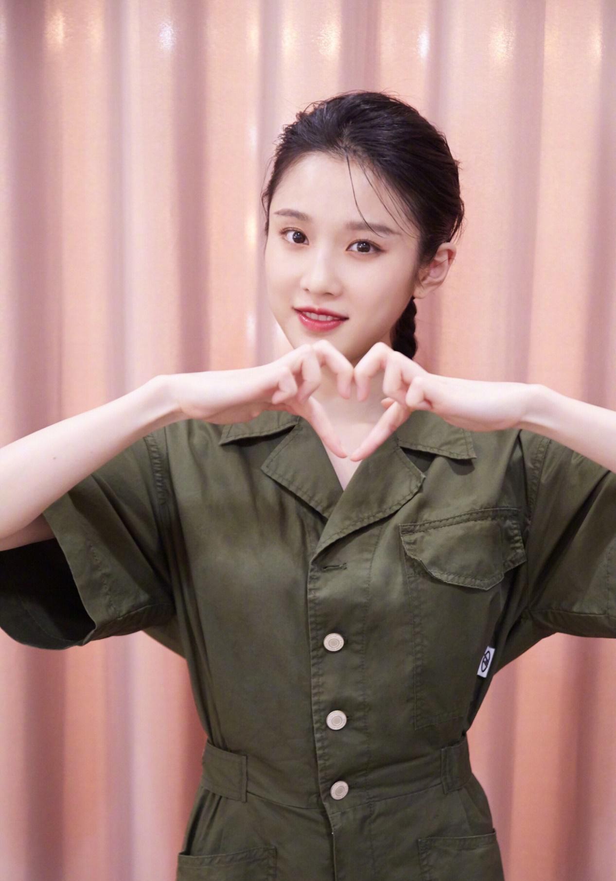 文艺片女主名不虚传,张慧雯穿搭真甜美,波点衬衫配纱裙也太仙了_时尚