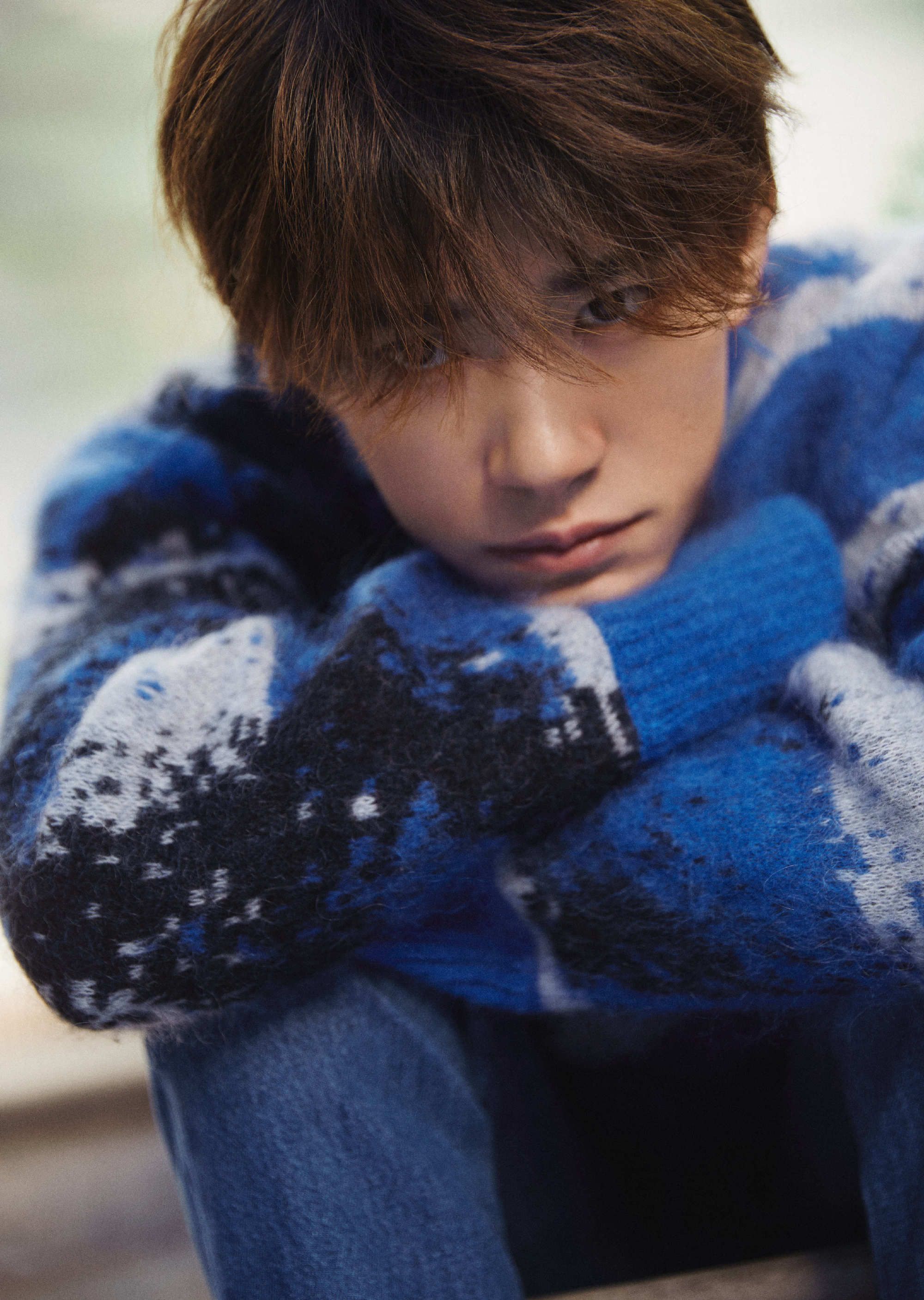 易烊千玺晒新年写真穿蓝色毛衣抱着猫咪治愈系男孩好帅