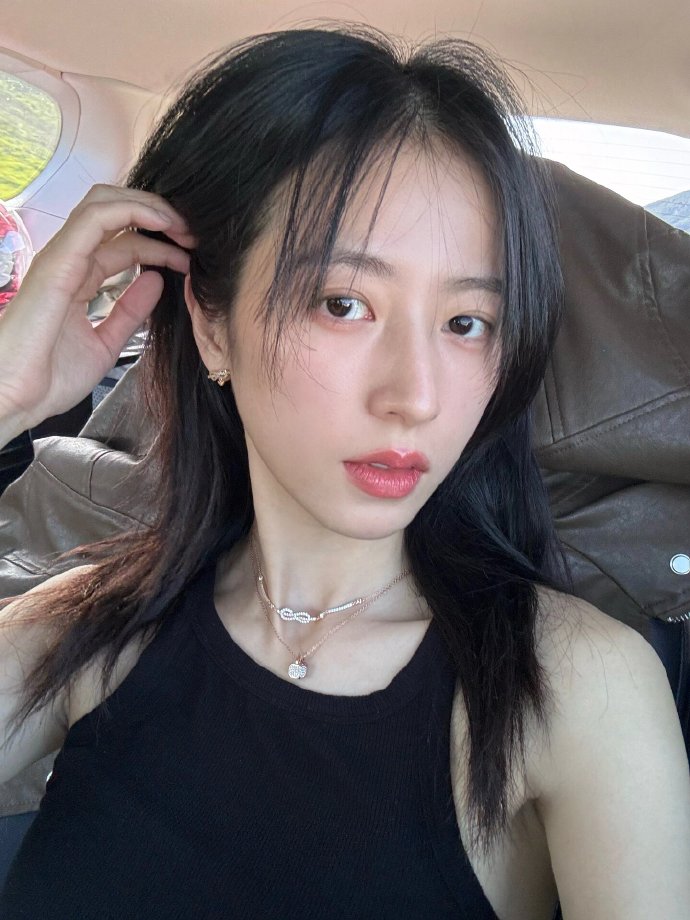 阳光下的周雨彤自拍##周雨彤比耶素颜自拍