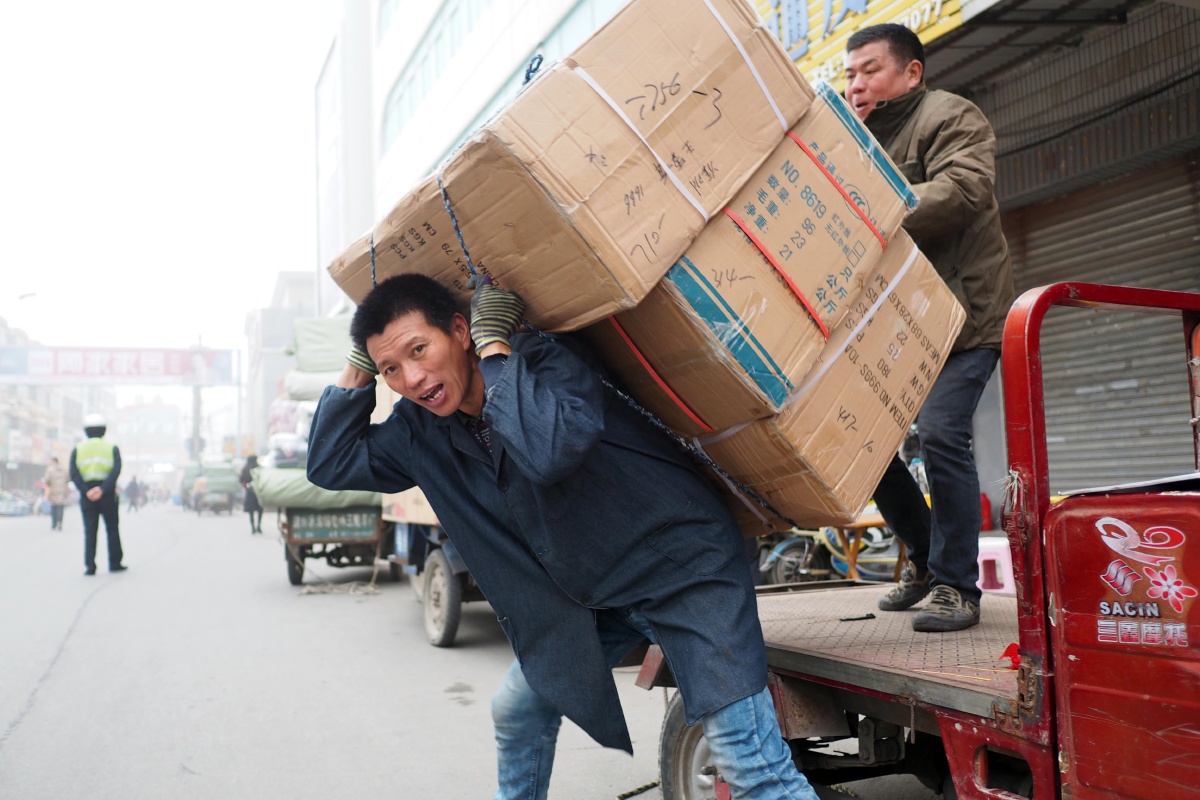 江苏淮安:溜背搬运工