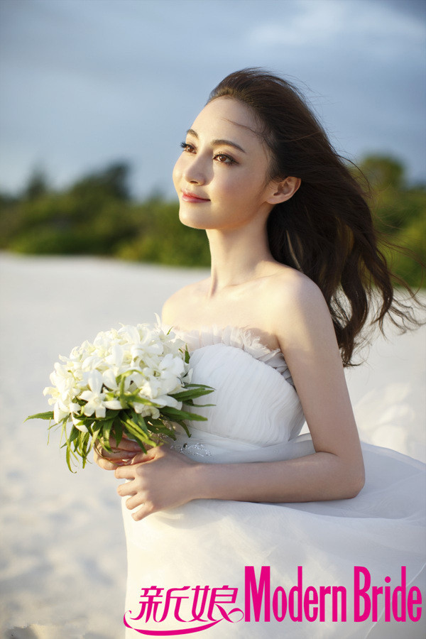 日前姚笛曝光一组婚纱时尚大片.