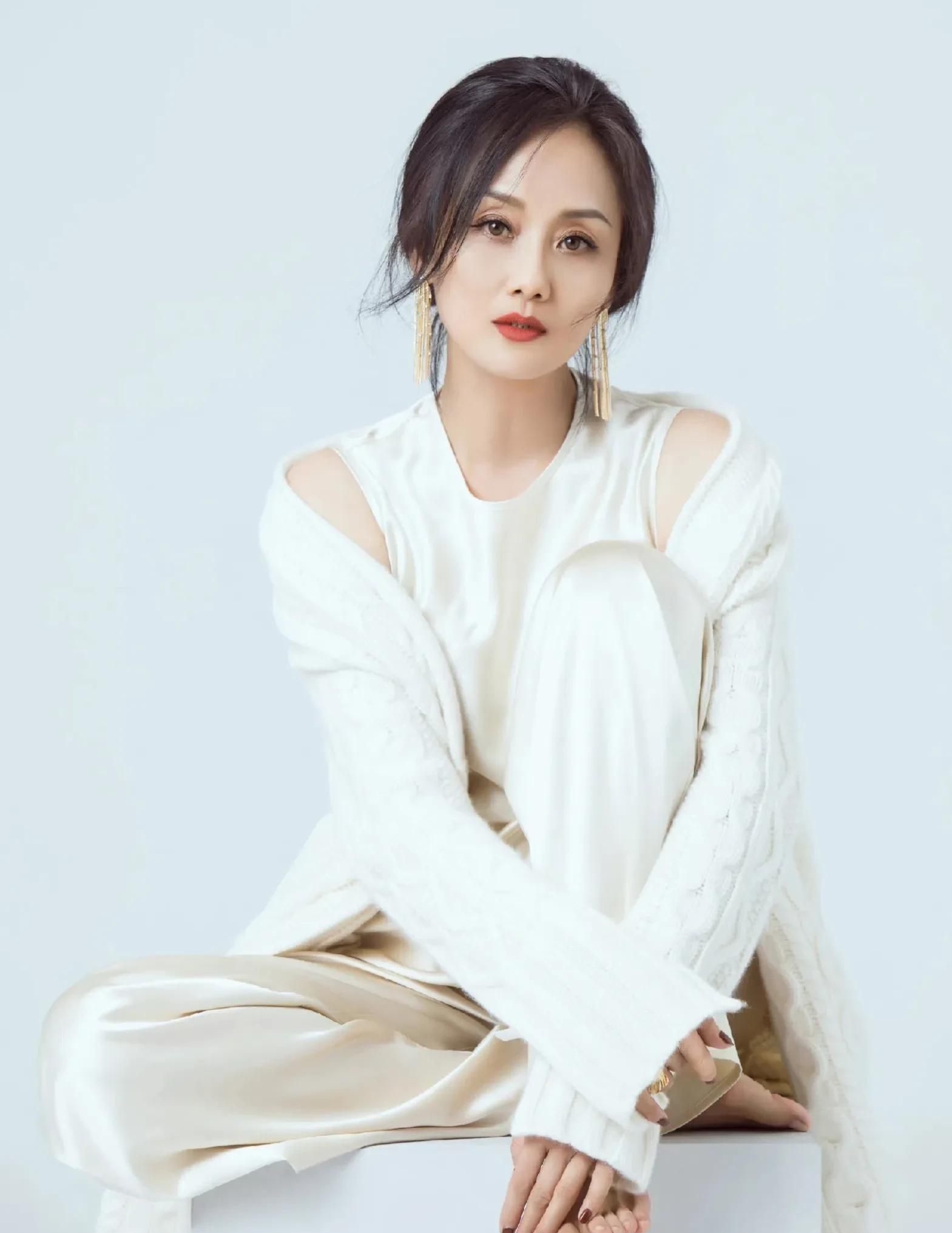 李颖妩媚动人温柔秀丽的写真照