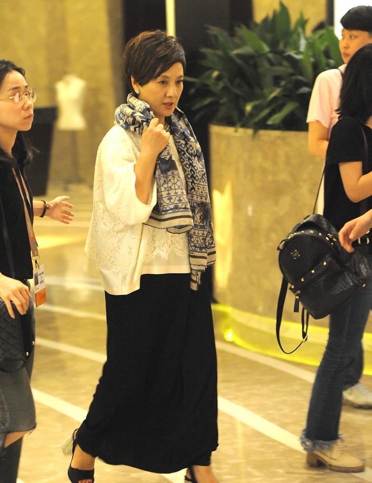 邓婕穿衣真有一套蕾丝镂空围巾配牛仔外套气质甜美又干练