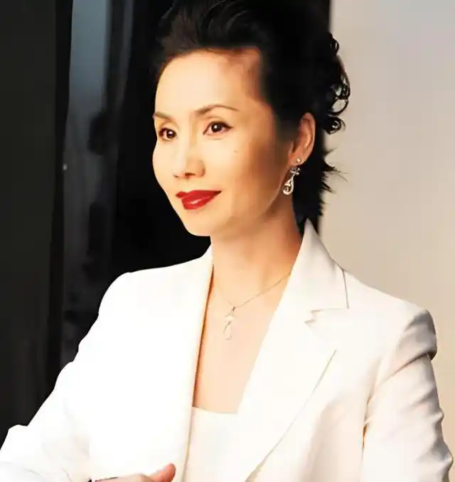 主持人徐俐:61岁重回央视上班,二婚嫁张天蔚,后悔没要二个孩子