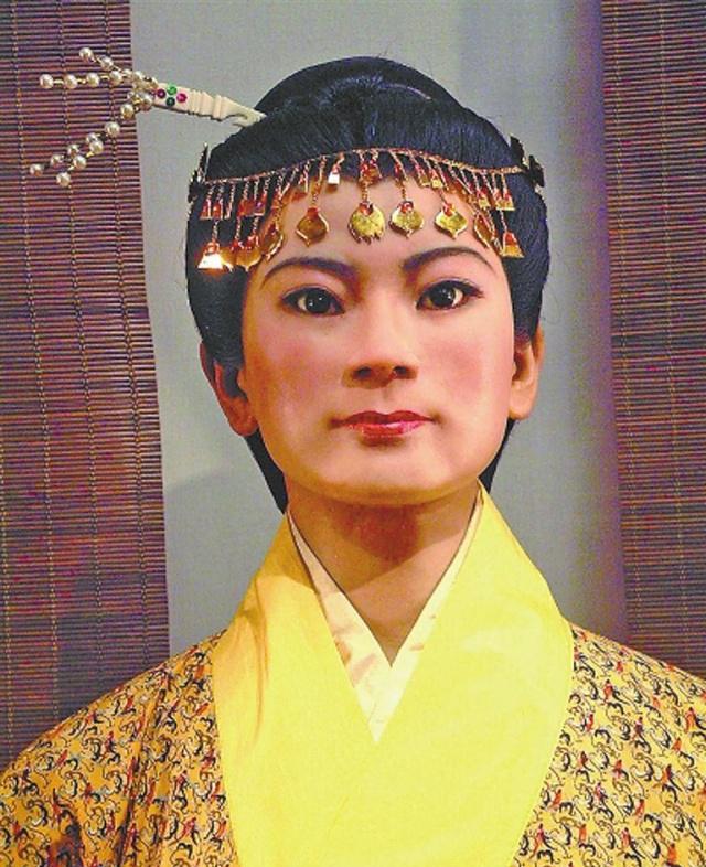 女尸的舌头自己吐出来,墓中找到一张古老广告牌_老张_辛追夫人_尸体