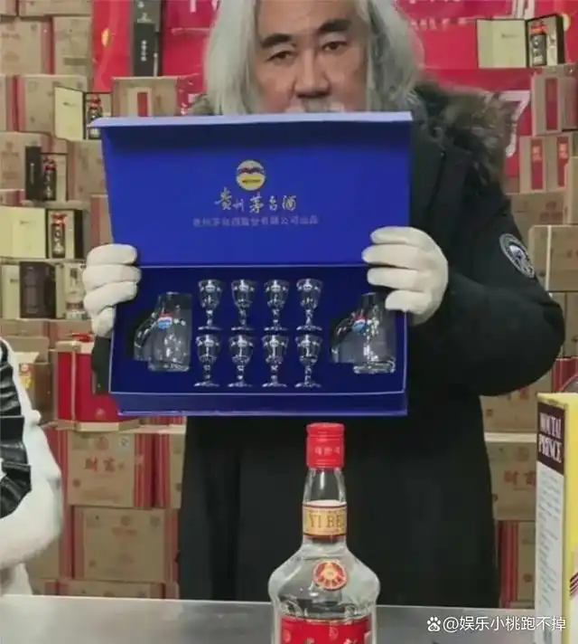 在淘宝上有一种"五粮液特价酒",原价是6瓶共139元,但张纪中将其身价