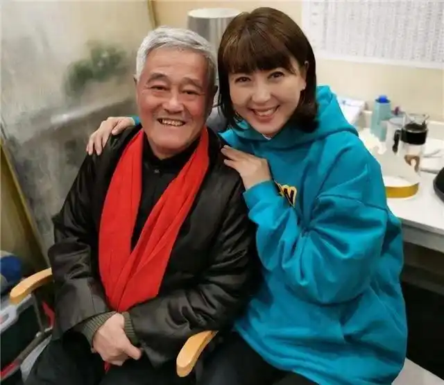 演员闫学晶45岁在剧组意外怀孕儿子劝她生下来