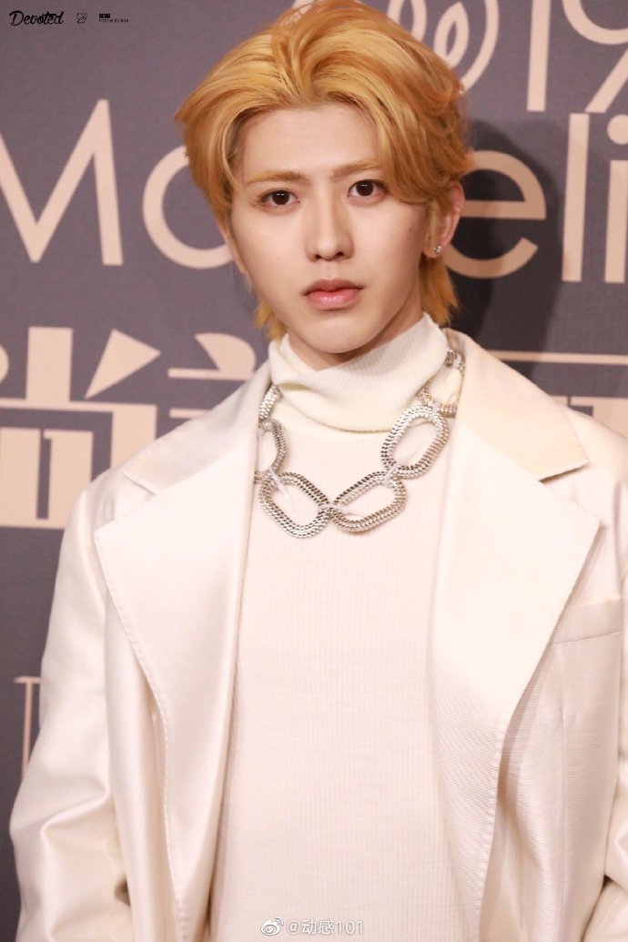 蔡徐坤金发大片