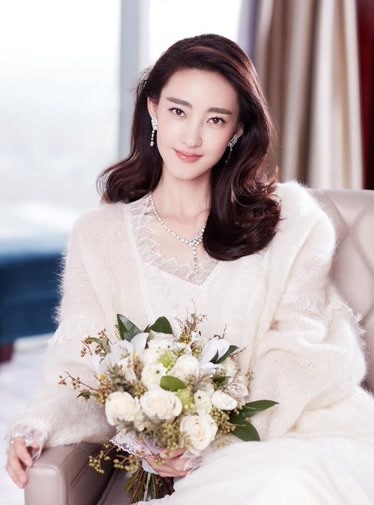 王丽坤为某时尚杂志拍摄的一组婚纱大片中-她身着一席白色婚纱-原创