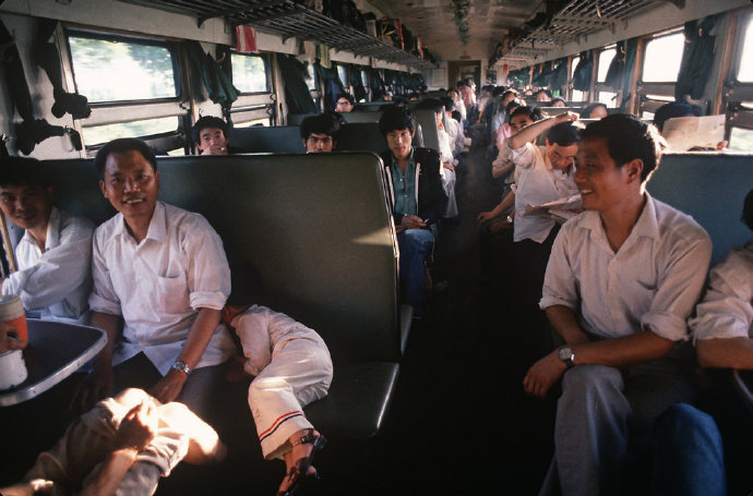 80年代的绿皮火车 | 摄影师alain le garsmeur__财经头条