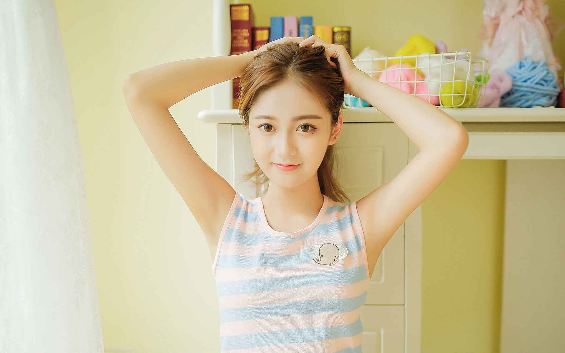 清纯美女室内唯美高清写真图片壁纸