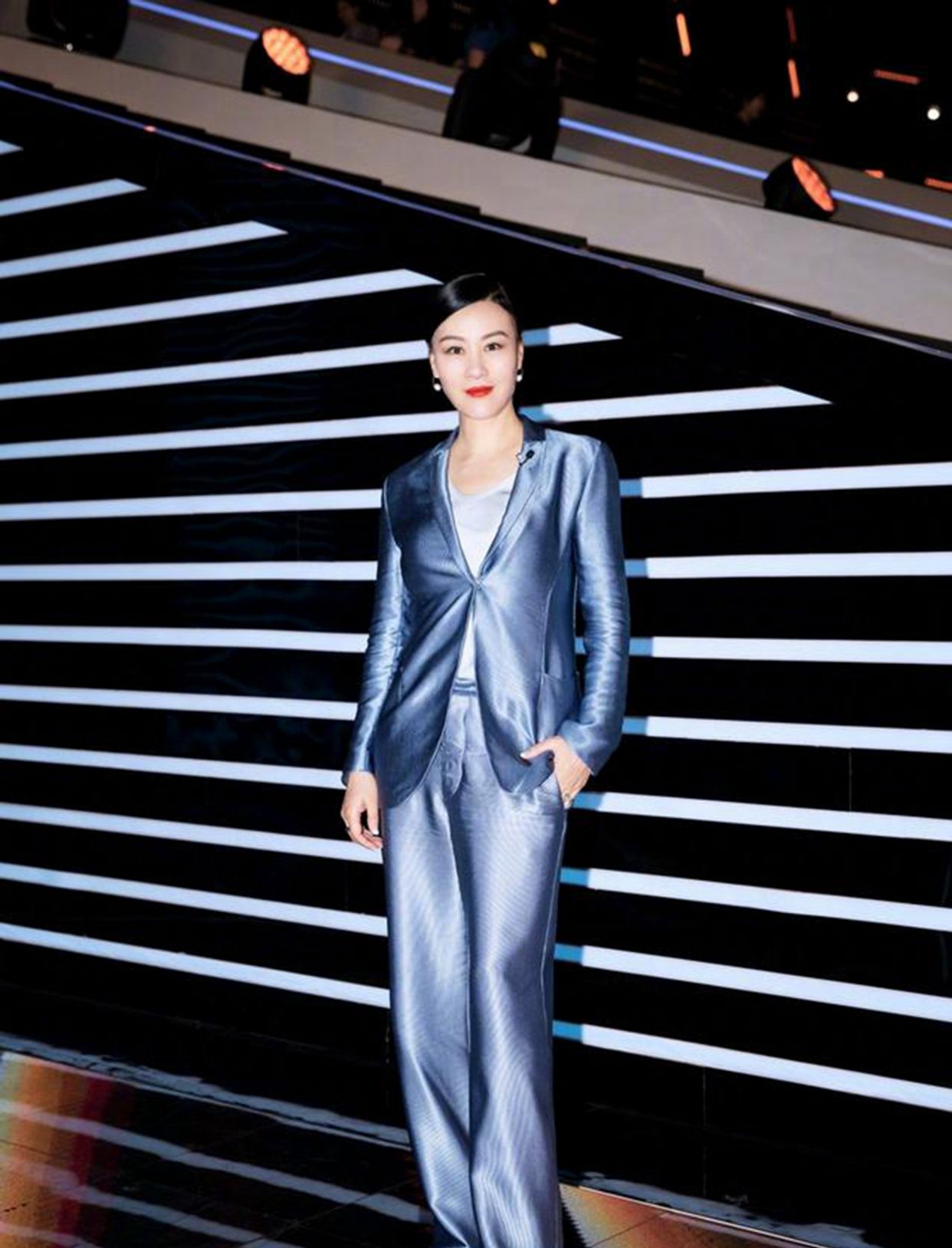 邬君梅,一身缎面月光蓝西装配红唇,美得有韵味!