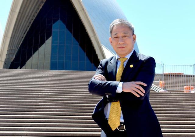 为此,有人说,严浩34岁时身家1200亿元,超过苏宁的张康阳.