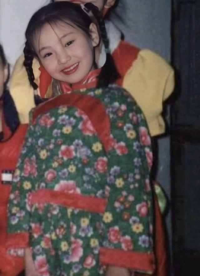 看郑爽小时候的照片,真的有种我家有女初长成的感觉!