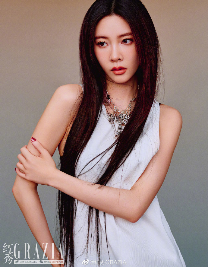 《红秀grazia》二月刊封面,多套造型都完美诠释出宋妍霏独特的时尚感