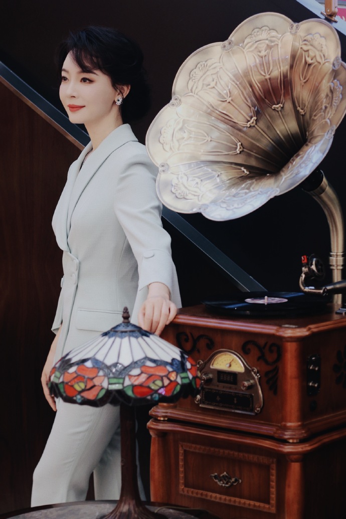 陈数老凤祥品牌全球代言人