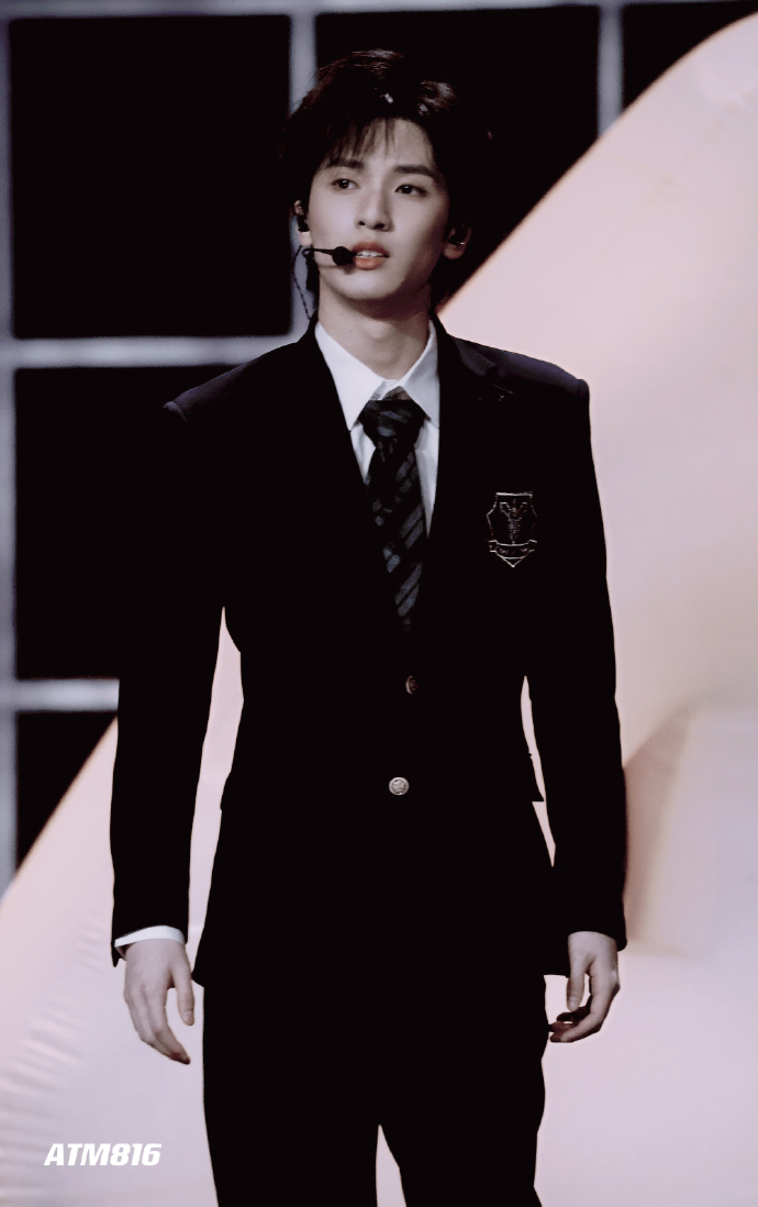 严浩翔超话78#微博之夜#双手插袋@时代少年团-严浩翔