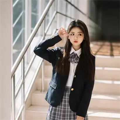 校园清新女生头像在阳光的穿着校服的女学生