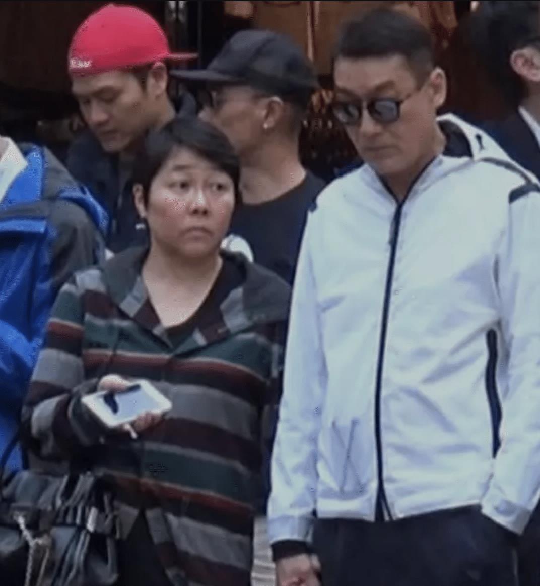 63岁梁家辉近况曝光,胡茬花白低调吃甜品,屈膝与小孩合影超贴心_路人