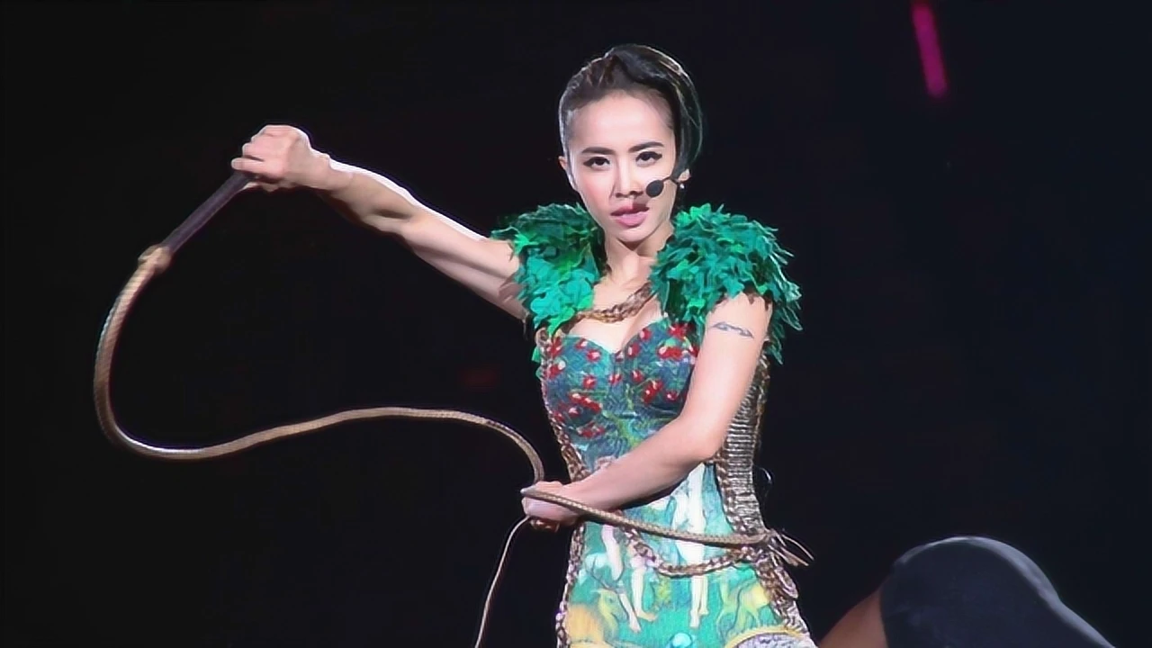 "亚洲舞娘"当之无愧!蔡依林的裤子只有5cm,全靠腰间夹克