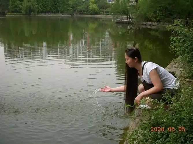 图文长发姑娘河边戏水10