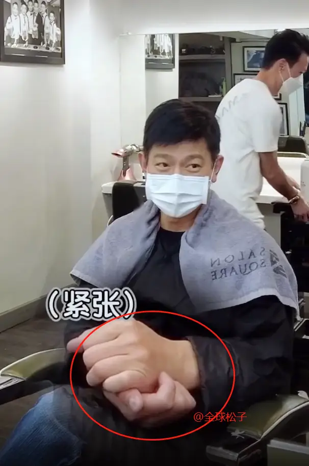 可以看到理发师对着刘德华的头发一顿捣鼓,又是梳头,又是拿纸卷发,卷