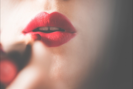 年轻漂亮的女人用红色的唇膏 font color=red>4k /font>图片