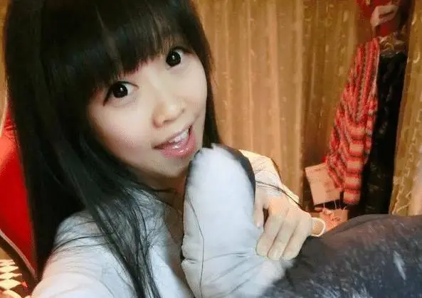 冯提莫10年前艺考照片曝光,婴儿肥土气判若两人,不敢认!