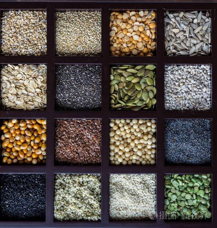 一个有不同种子和谷物的盒子的俯视图