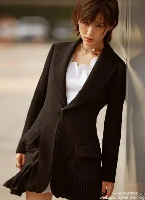 明星美女小花旦王子文晒中性风大片