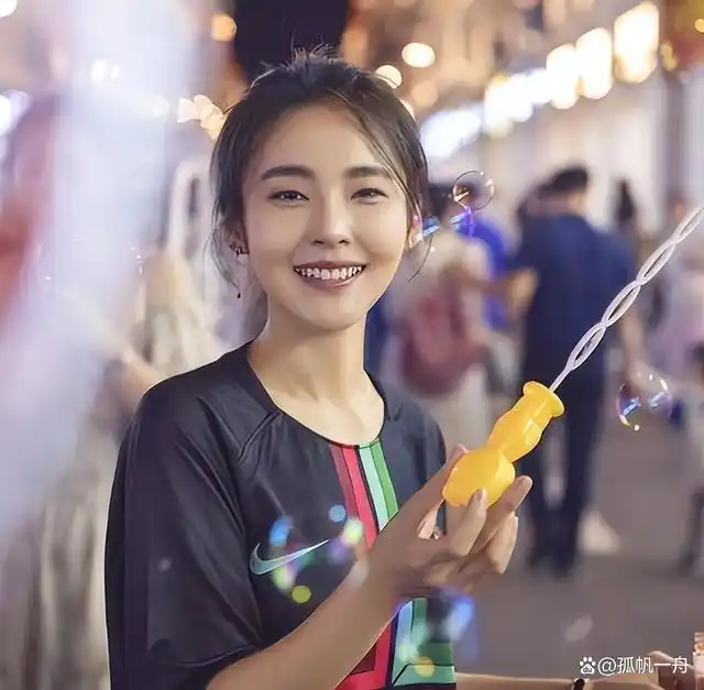 张佳宁送母豪宅,出道14年零绯闻,展现独立自信的女性魅力