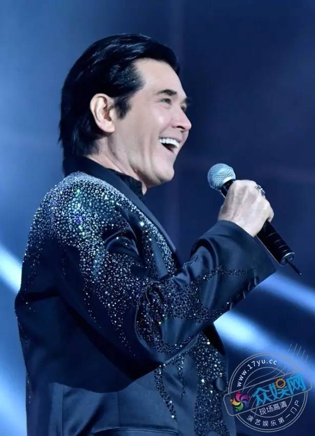 56岁费翔献唱太和之音演唱会 "不老男神"皮肤松弛老态尽显