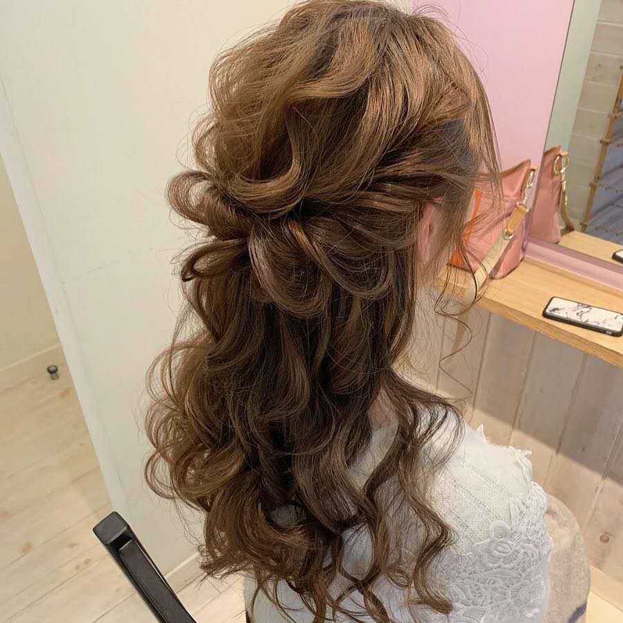 越随性越时髦10款初夏的编扎造型简约的时尚编发让你更出彩