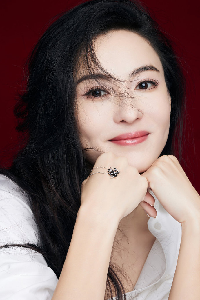 张柏芝怼脸四宫格##张柏芝白衬衫造型大片