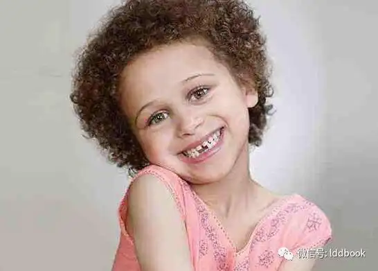 七岁女童门牙八字3