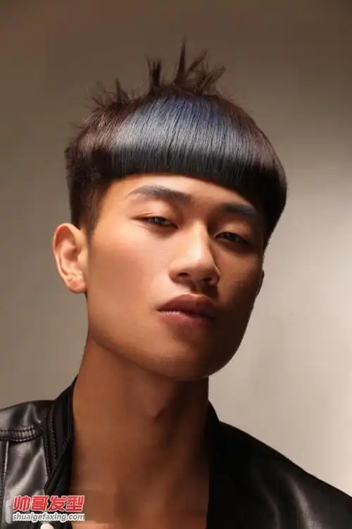 夏季男生齐刘海发型怎么剪 男生齐刘海短发图片(3)