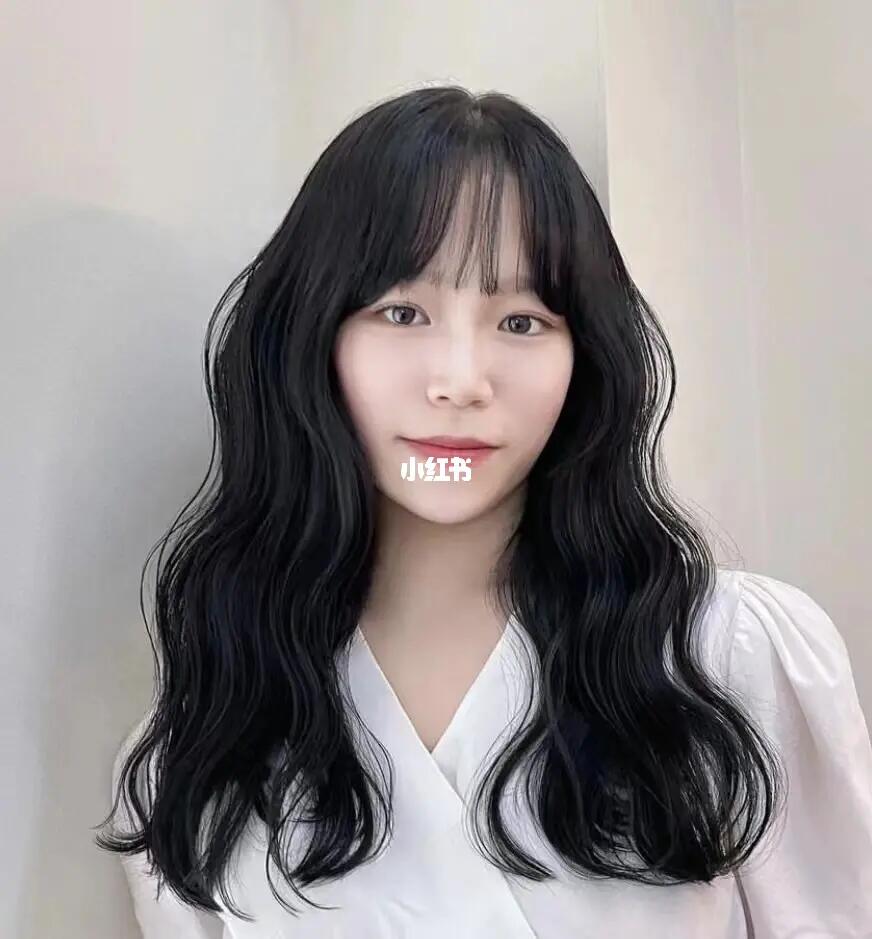 真的公主般甜美可爱耶~从头顶到发尾的波浪大卷很有造型感也让整个