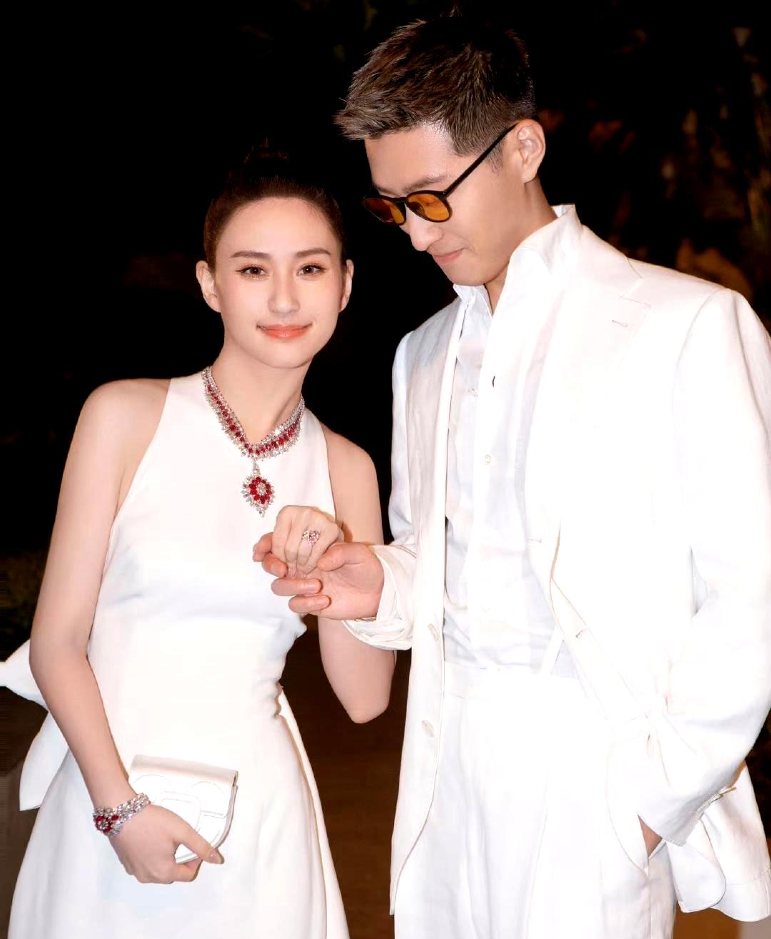 窦骁戴着墨镜,帅气十足,牵着新娘的手充满幸福感;何超莲身着华丽珠宝