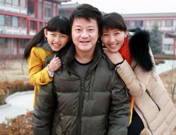 闫学晶与大十岁林越离婚,二婚嫁神秘富商生女,他三婚娶小娇妻