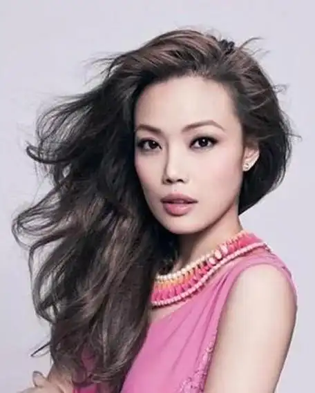 歌手郭峰老婆王冼平个人资料照片 / 比乐族