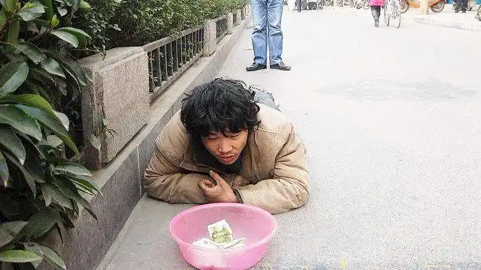 乞丐天天要饭,自编一曲《乞丐要饭歌》火了火了,就服你!