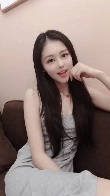 搞笑gif趣图:妹子,穿裙子就不要骑在男朋友头上了,多尴尬呀_胳膊