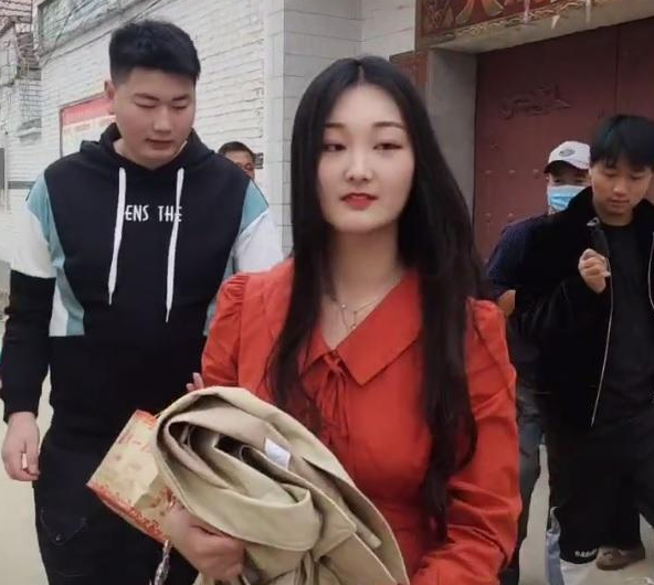 大衣哥连续被两位恩人出卖儿媳妇忍不住发文相交要真诚