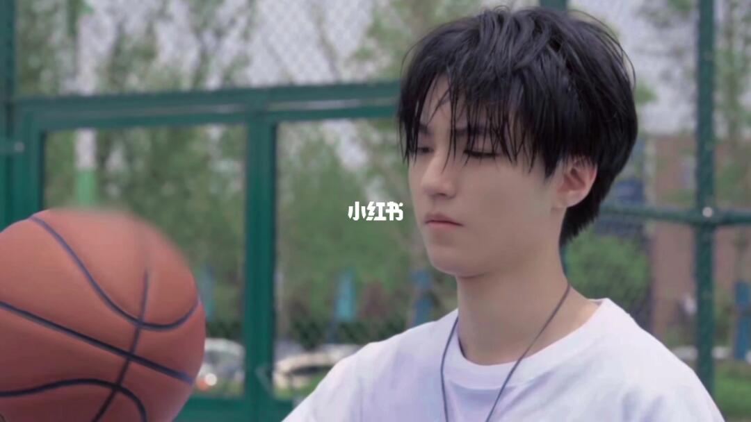 今天陪王俊凯打篮球