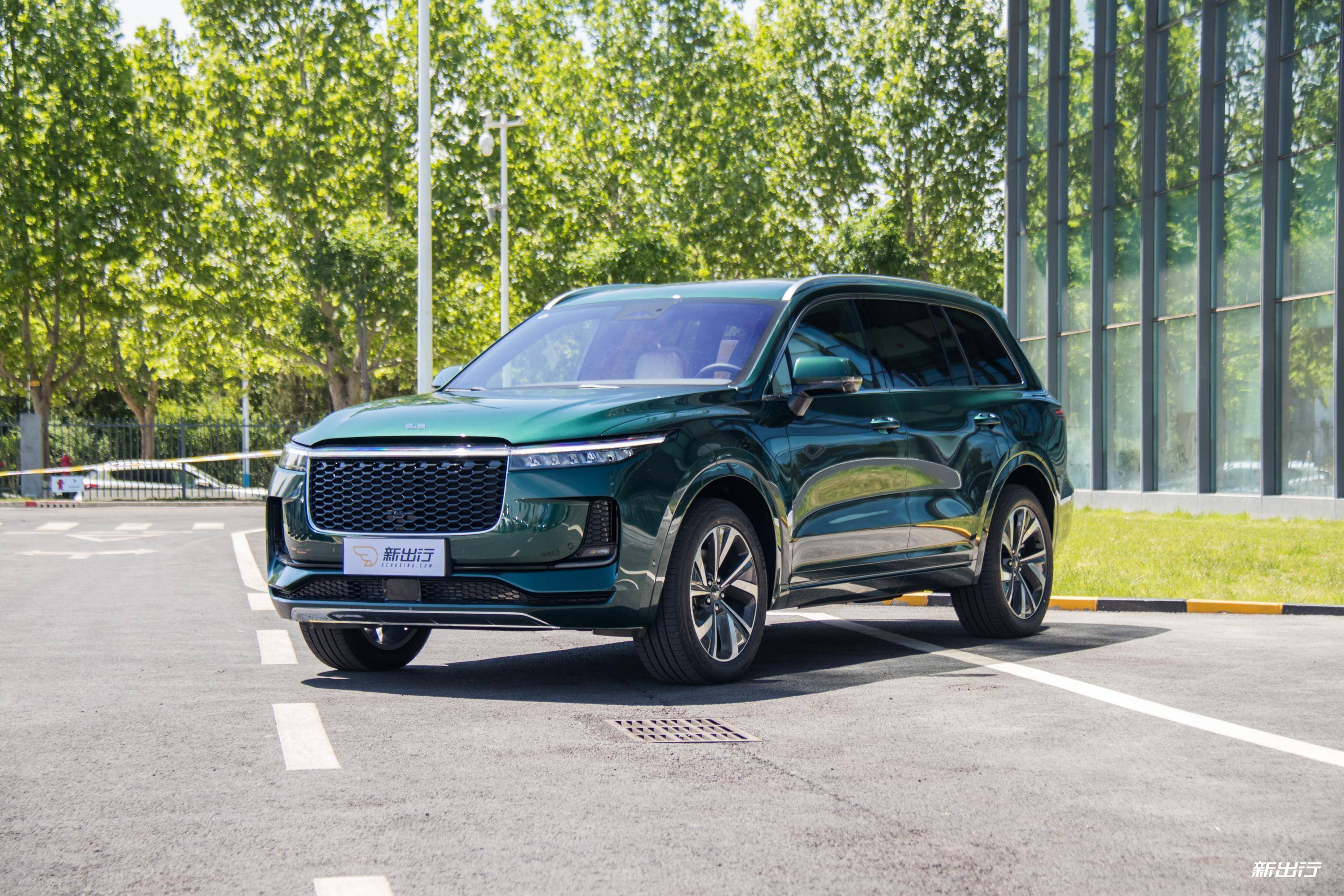 不过,在聊之前还是简单回顾下 2021 款理想 one 整个外观,内饰造型.