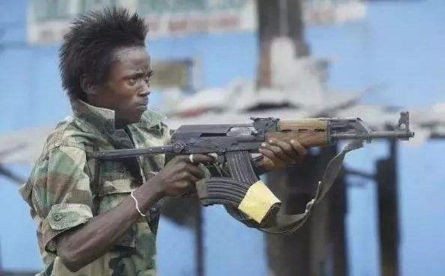 非洲人拿ak47射击必须将枪支举过头顶就一个原因大家都笑了