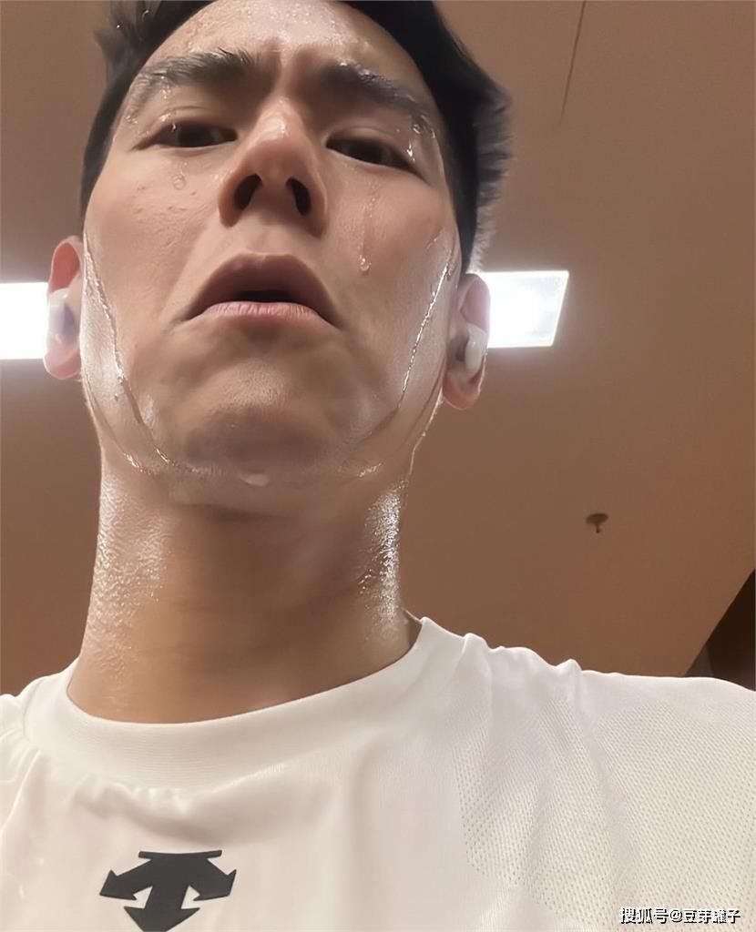 彭于晏「死亡视角」零偶像包袱自拍:满脸皱纹 肥肉,型男变大叔_照片